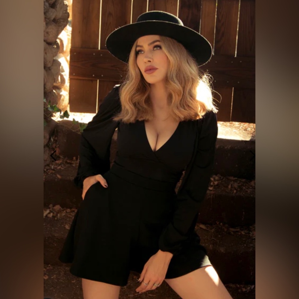 La Femme En Noir Bishop Blouse
